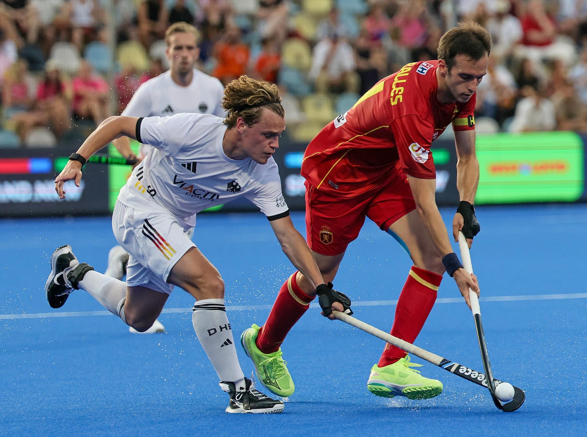 La selección española masculina de hockey sobre hierba peleará este sábado por el bronce en el Eurohockey 2025, donde se enfrentará a la selección francesa, tras caer este jueves ante Alemania (4-1) en las semifinales del Europeo disputado en Mönchengladbach (Alemania). EFE/EPA/RONALD WITTEK
