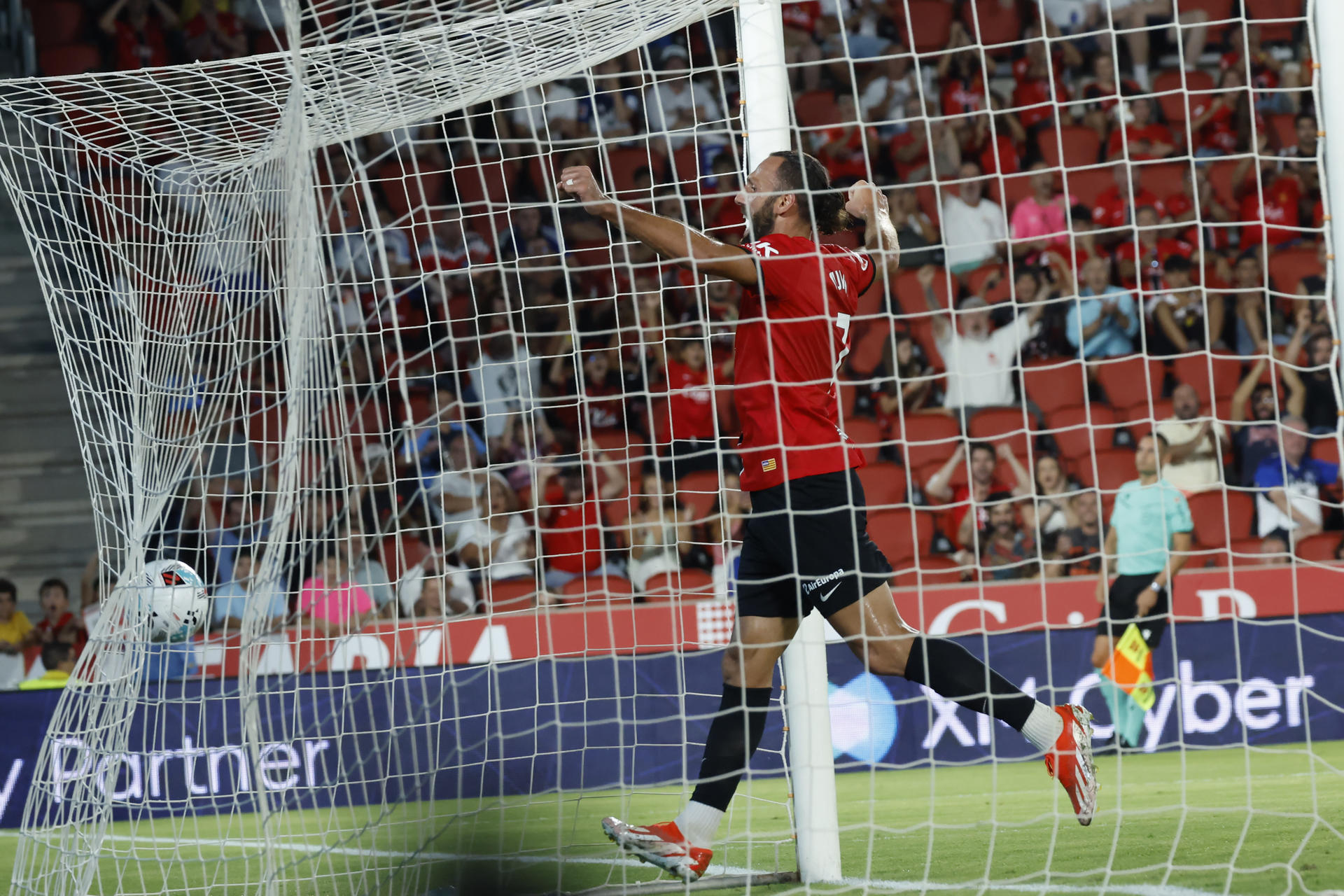 El delantero kosovar del Mallorca Vedat Muriqi tras el segundo gol de su equipo durante el partido del Trofeo Ciudad de Palma entre el Mallorca y el Hamburgo, este sábado en Palma. EFE/CATI CLADERA