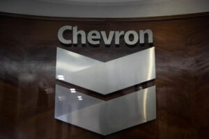 Fotografía de archivo del logo de la petrolera estadounidense Chevron Corporation, en sus oficinas en Caracas (Venezuela). EFE/Rayner Peña