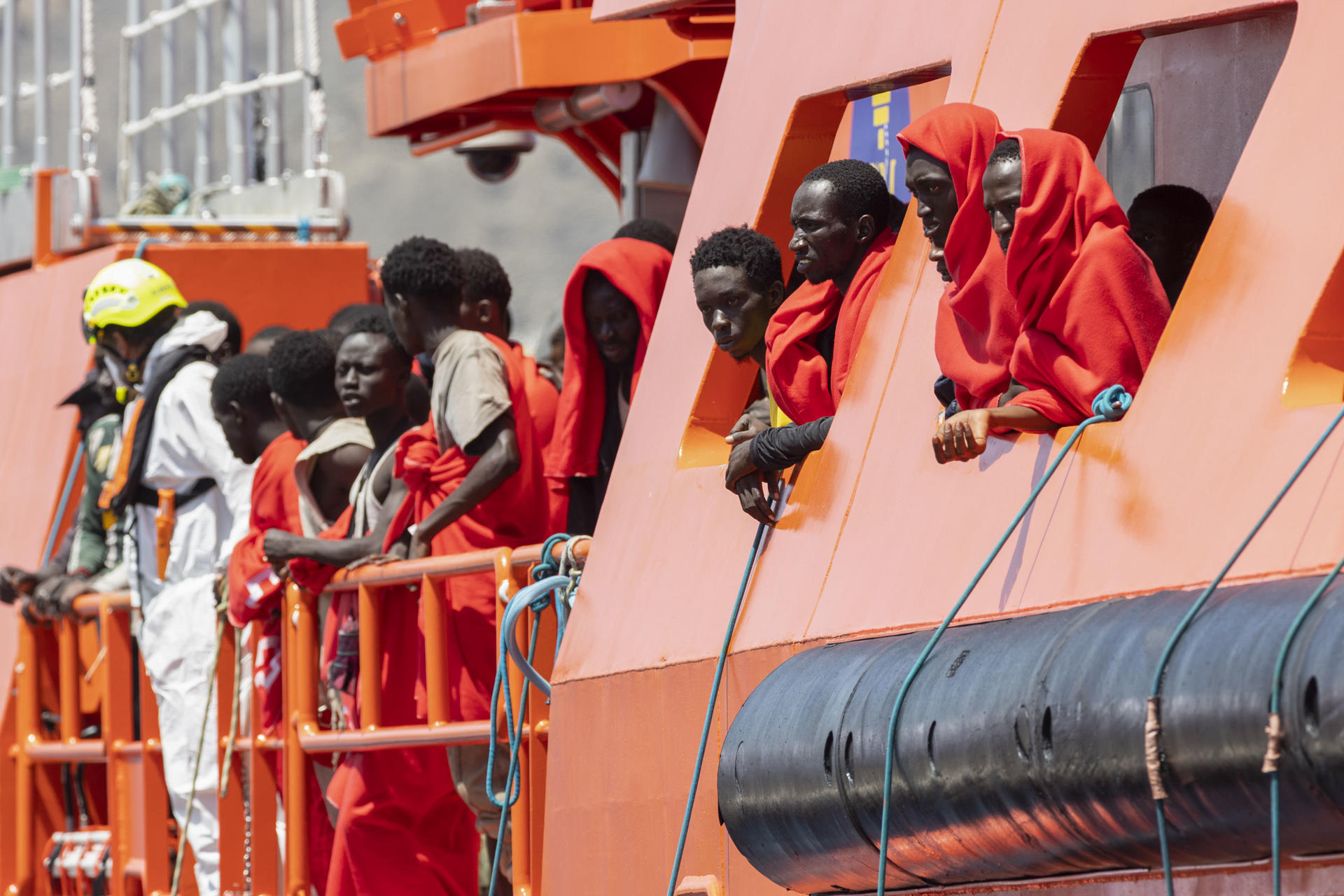 Salvamento Marítimo ha rescatado en la madrugada de este domingo a 236 personas, según el balance provisional, que iban a bordo de un cayuco avistado por un barco mercante a unos 429 kilómetros al sur de Gran Canaria. En la imagen, llegada al puerto de Puerto de Arguineguín. EFE/Quique Curbelo
