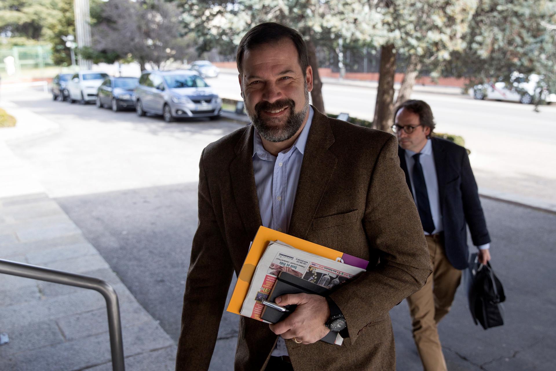 Fotografía de Rodrigo Jimenez, en la que puede verse en una imagen de archivo del 13 de febrero de 2018 al exjugador de baloncesto Alfonso Reyes, presidente de la Asociación de Baloncestistas Profesionales (ABP). EFE
