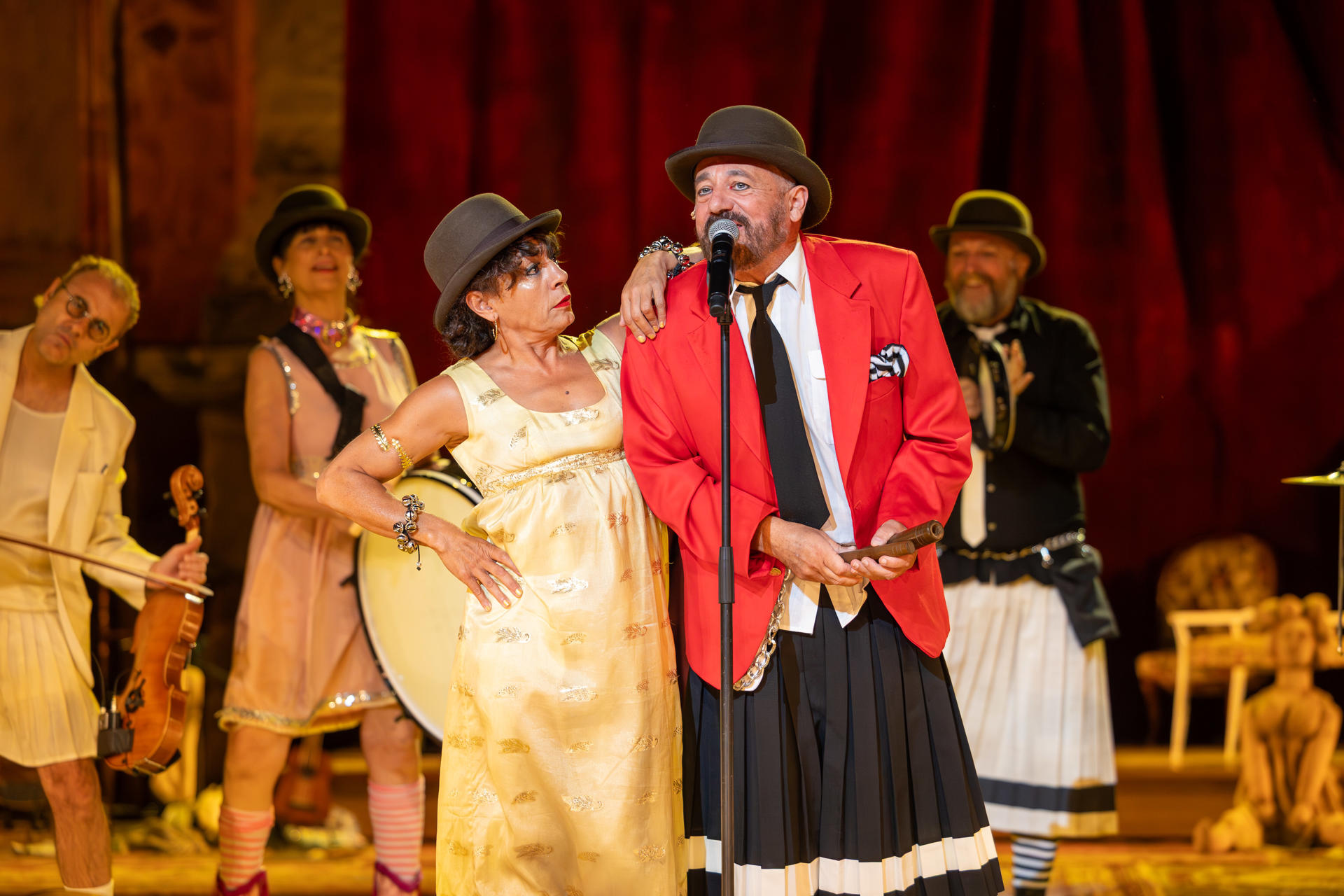 - Actores participan en la obra 'Los hermanos' este miércoles, durante el Festival Internacional de Teatro Clásico de Mérida en Mérida (España). La 71 edición del festival llega a su recta final con el estreno de la obra coral 'Los hermanos' con Pepón Nieto, Eva Isanta y Cristina Medina entre su elenco. EFE/ Jero Morales