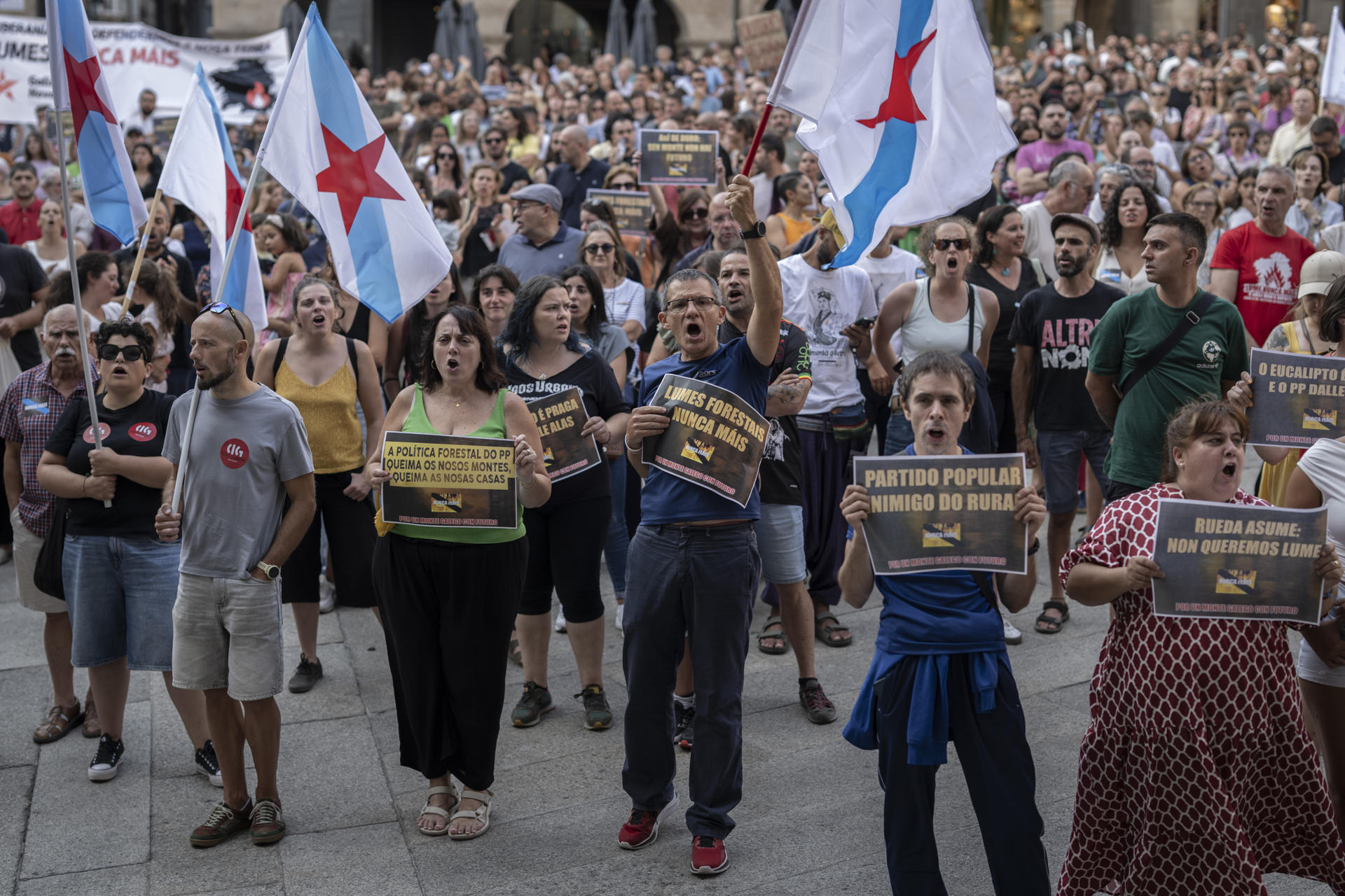 Asistentes a la concentración convocada este jueves en Ourense por la plataforma "Por un monte galego con futuro" para protestar por la ola de fuegos que está asolando Galicia. EFE/ Brais Lorenzo
