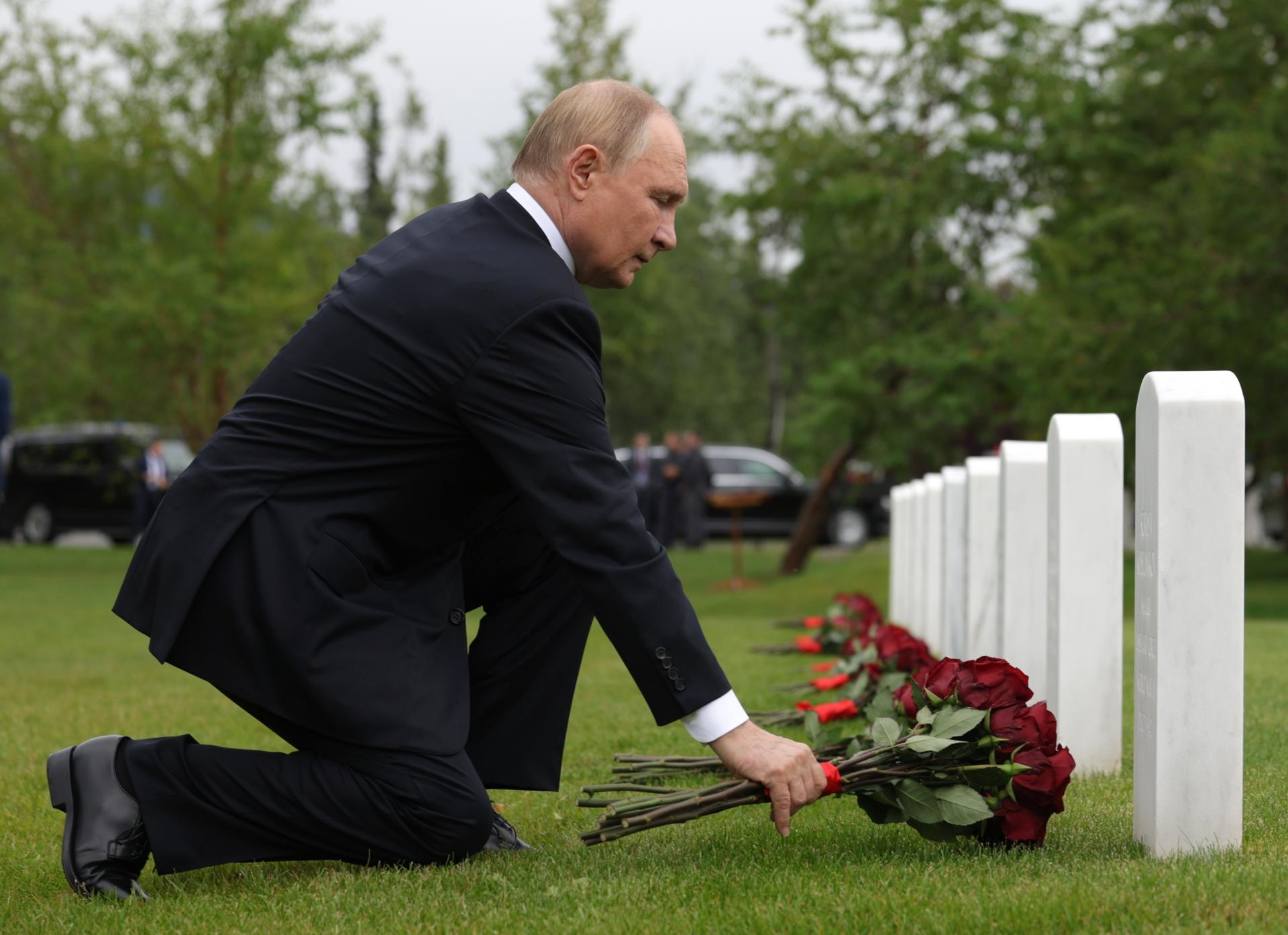 El presidente de Rusia, Vladímir Putin, deposita flores en el lugar de entierro de pilotos soviéticos que murieron en Alaska mientras entrenaban o transportaban aviones fabricados en Estados Unidos hacia el Frente Oriental bajo el Programa de Préstamo y Arriendo durante la Segunda Guerra Mundial, en el Cementerio Nacional de Fort Richardson, cerca de Anchorage, Alaska, EE.UU. EFE/EPA/GAVRIIL GRIGOROV/SPUTNIK/KREMLIN POOL / POOL MANDATORY CREDIT
