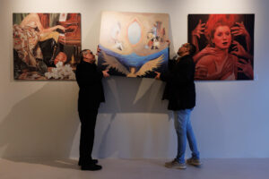 Personas organizan un cuadro de la exposición 'Otra mirada: Buñuel en colores mexicanos' previo a su inauguración este miércoles, en el Instituto Cervantes en São Paulo (Brasil). EFE/ Isaac Fontana