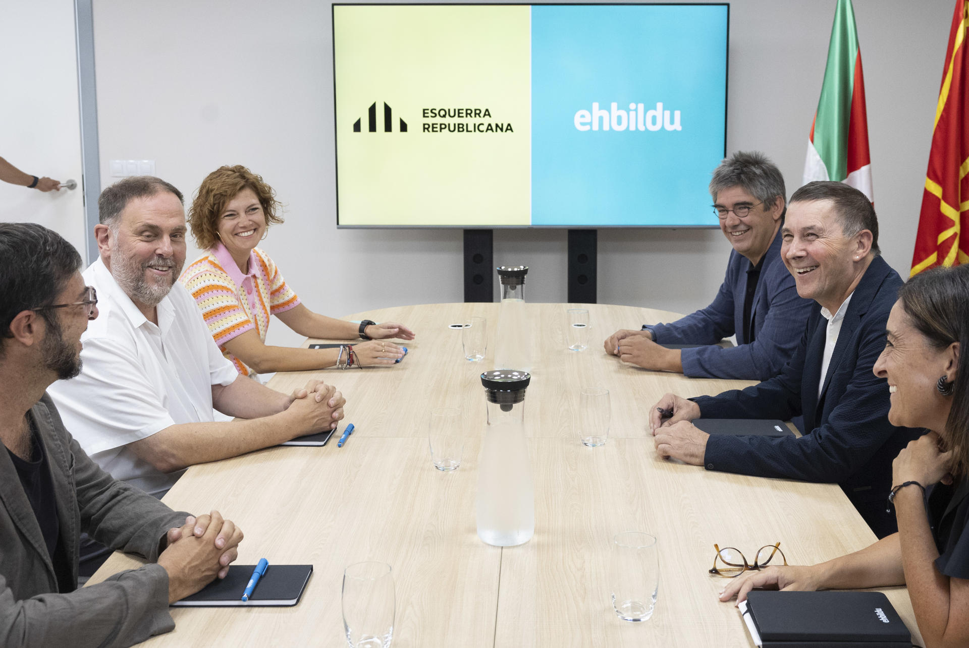 Los líderes de EH Bildu y ERC, Arnaldo Otegi (2d) y Oriol Junqueras (2i), se han reunido este lunes en San Sebastián para analizar la situación política de España, dentro de una ronda de contactos que los independentistas vascos han iniciado con distintas fuerzas políticas para debatir sobre la coyuntura política nacional.EFE/Javier Etxezarreta
