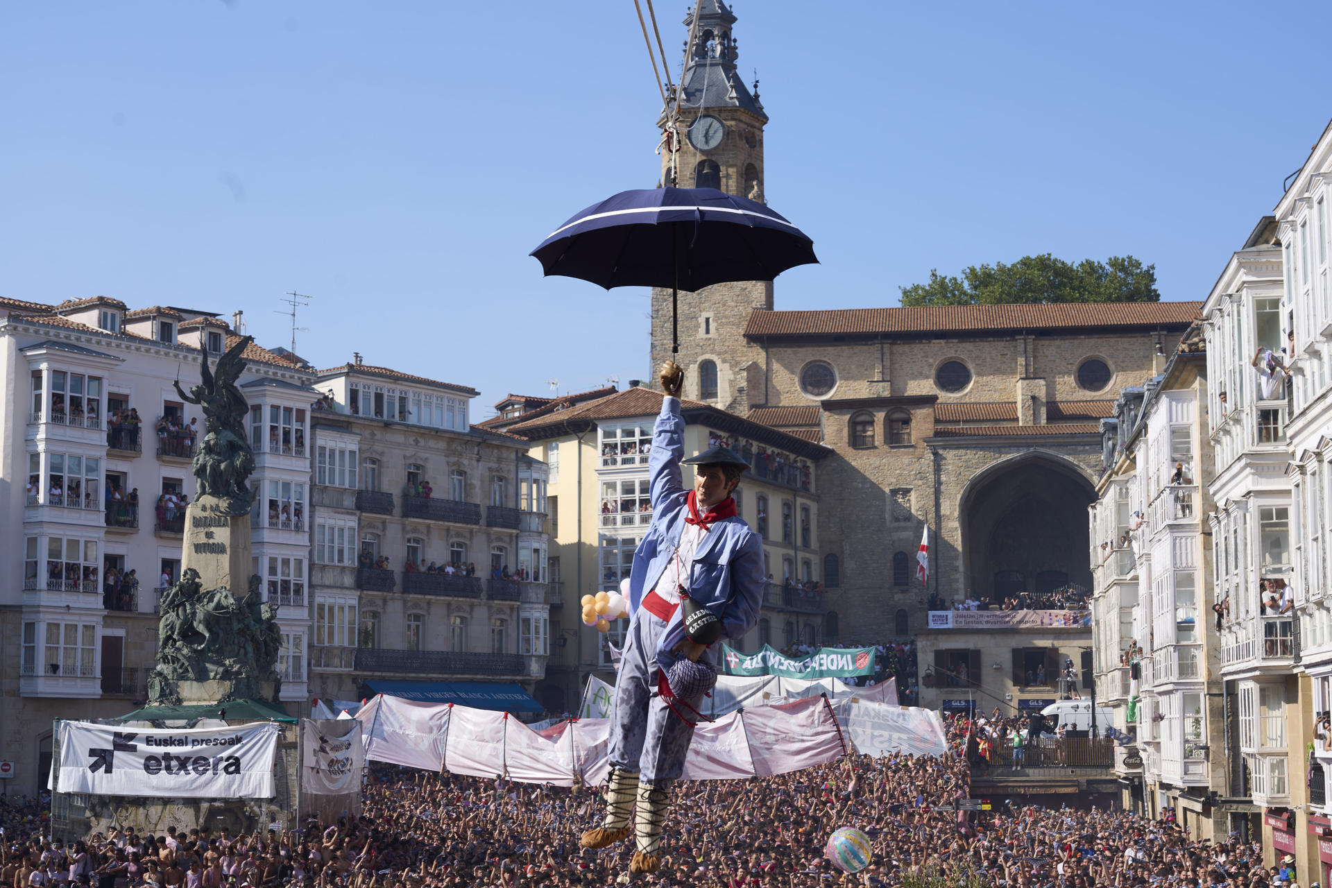 La bajada de Celedón este lunes ha dado comienzo a las Fiestas de la Blanca de la capital alavesa que, durante seis días llenarán las calles de la ciudad de distintas actividades festivas en las que las cuadrillas de blusas y neskas serán las protagonistas. EFE/ L.rico
