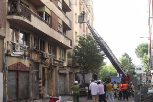 Al menos dos personas han requerido atención sanitaria este viernes por la mañana, una de ellas con quemaduras en las piernas, por la explosión de una tubería de gas y el incendio posterior que se ha originado en una calle de la zona centro de Zamora. La explosión de gas que se ha producido poco antes de las nueve de la mañana de este viernes mientras se acometían obras de la red de calor de Zamora y a consecuencia de la deflagración se han originado llamas que han alcanzado varios metros de altura y que han extendido el fuego a vehículos y edificios situados en las inmediaciones, han informado fuentes del 1-1-2 y del Ayuntamiento de Zamora.-EFE/Mariam A. Montesinos