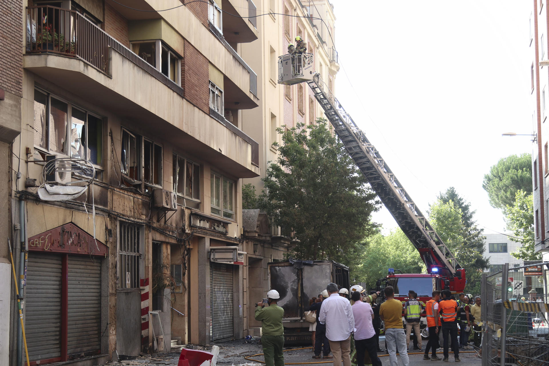 Al menos dos personas han requerido atención sanitaria este viernes por la mañana, una de ellas con quemaduras en las piernas, por la explosión de una tubería de gas y el incendio posterior que se ha originado en una calle de la zona centro de Zamora. La explosión de gas que se ha producido poco antes de las nueve de la mañana de este viernes mientras se acometían obras de la red de calor de Zamora y a consecuencia de la deflagración se han originado llamas que han alcanzado varios metros de altura y que han extendido el fuego a vehículos y edificios situados en las inmediaciones, han informado fuentes del 1-1-2 y del Ayuntamiento de Zamora.-EFE/Mariam A. Montesinos