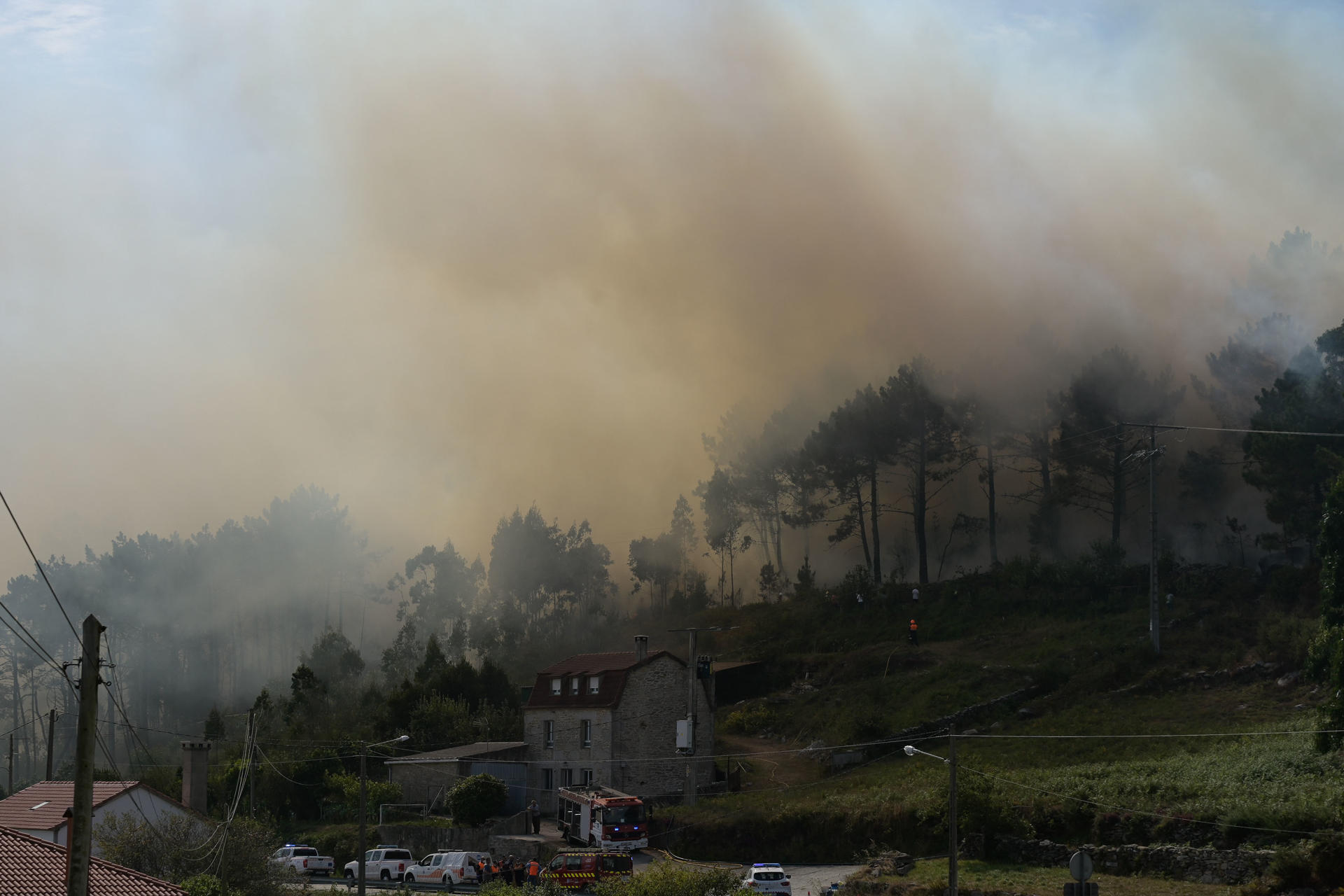 Un nuevo incendio forestal en la zona del municipio de Ponteceso (A Coruña) ha obligado a desalojar la parroquia de Corme Aldea y a activar la situación 2 por su proximidad a las casas. EFE/ Moncho Fuentes