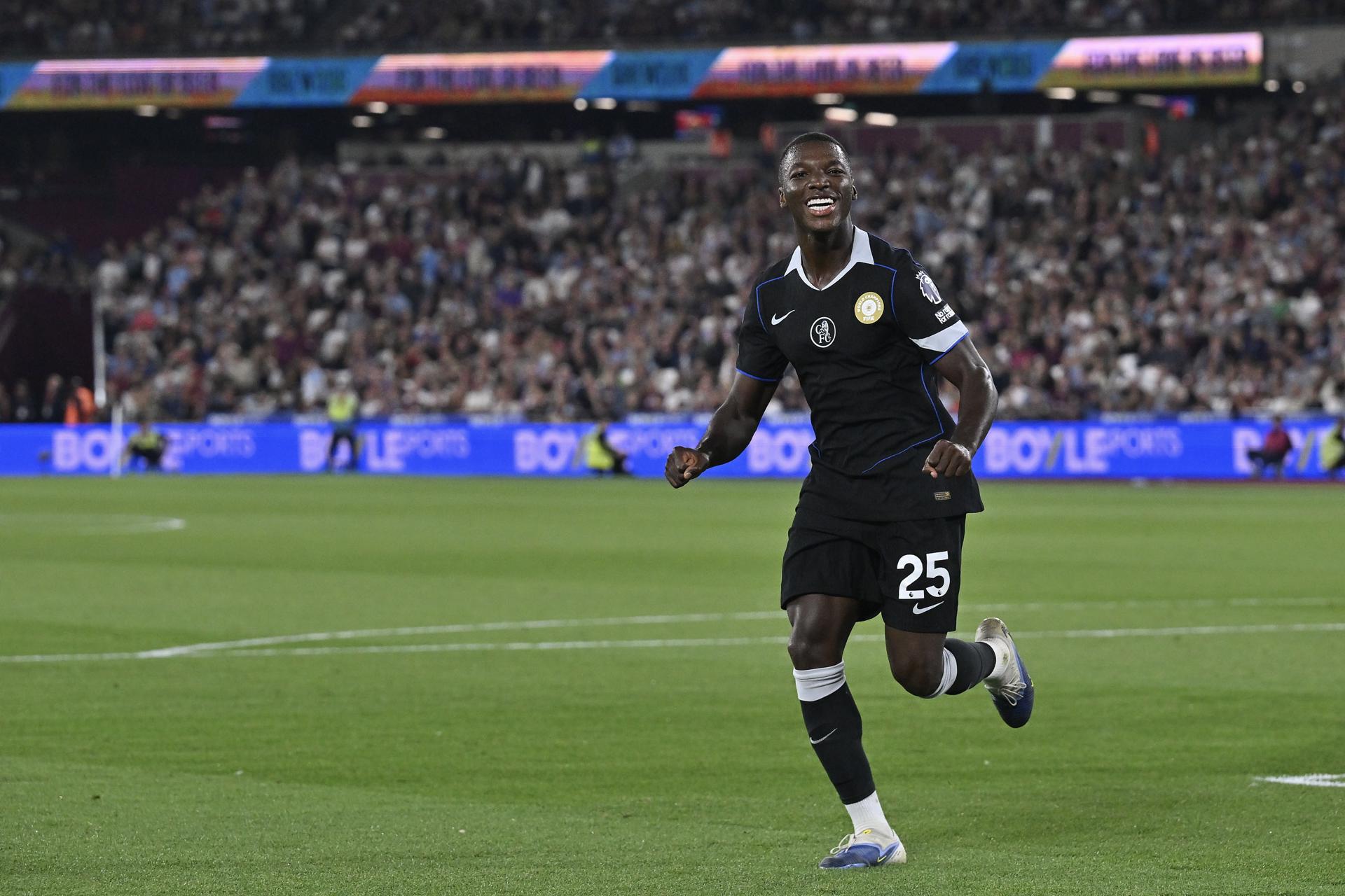 Londres (Reino Unido, 22/08/2025.- Moises Caicedo, del Chelsea, celebra tras marcar en partido de la Premier League inglesa que enfrentó a su equipo con el West Ham United en el campo de éste. EFE/EPA/VINCE MIGNOTT