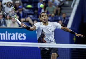 El canadiense Felix Auger-Aliassime dio la sorpresa en la tercera ronda del Abierto de Estados Unidos tras eliminar al alemán Alexander Zverev. EFE/EPA/CRISTOBAL HERRERA ULASHKEVICH