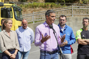 El presidente del Gobierno, Pedro Sánchez (c), acompañado por la vicepresidenta tercera y ministra para la Transición Ecológica y el Reto Demográfico, Sara Aagesen (i), y el presidente de Asturias, Adrián Barbón (2d), hace una declaración durante su visita al Puesto de Mando Avanzado de Degaña (Asturias), en donde se concentran los mayores esfuerzos de los equipos de extinción en Asturias. EFE/ J.L. Cereijido