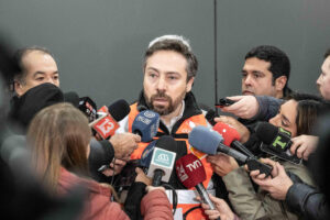 Fotografía cedida este viernes, 1 de agosto, por la Corporación Nacional del Cobre del gerente general de la división El Teniente, Andrés Music, durante una rueda de prensa, en Rancagua (Chile). EFE/Corporación Nacional del Cobre