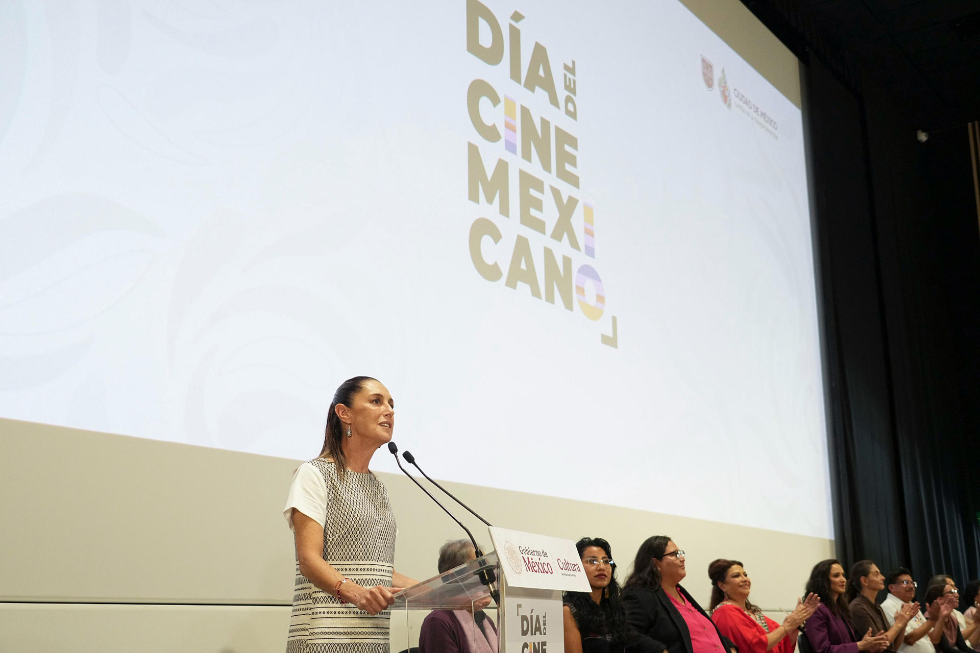 Fotografía cedida por la Presidencia de México de su mandataria, Claudia Sheinbaum, hablando durante un acto protocolario este jueves, en la Ciudad de México (México). EFE/ Presidencia De México /SOLO USO EDITORIAL/ NO VENTAS/ SOLO DISPONIBLE PARA ILUSTRAR LA NOTICIA QUE ACOMPAÑA (CRÉDITO OBLIGATORIO)