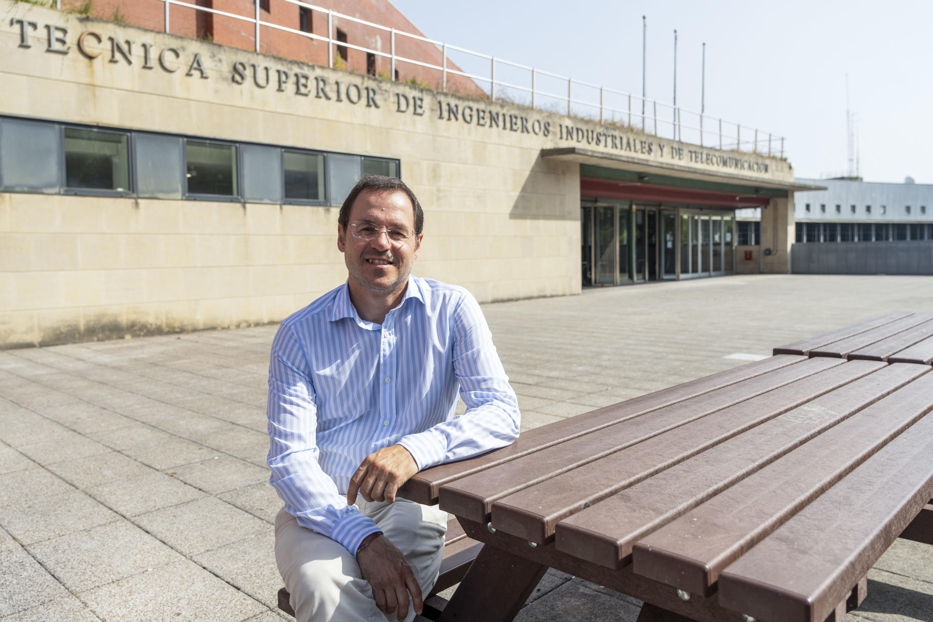Daniel Alvear es director del Grupo GIDAI de la Universidad de Cantabria, que lidera a nivel nacional la realización de actividades de I+D+i en el campo de la ciencia y la tecnología del incendio, y en una entrevista con EFE destaca que el uso de herramientas predictivas para apoyar en la toma de decisiones en tiempo real, ya sea para anticipar el avance del fuego, diseñar mejores intervenciones o proyectar los operativos de evacuación más seguros. EFE/ ROMÁN G. AGUILERA