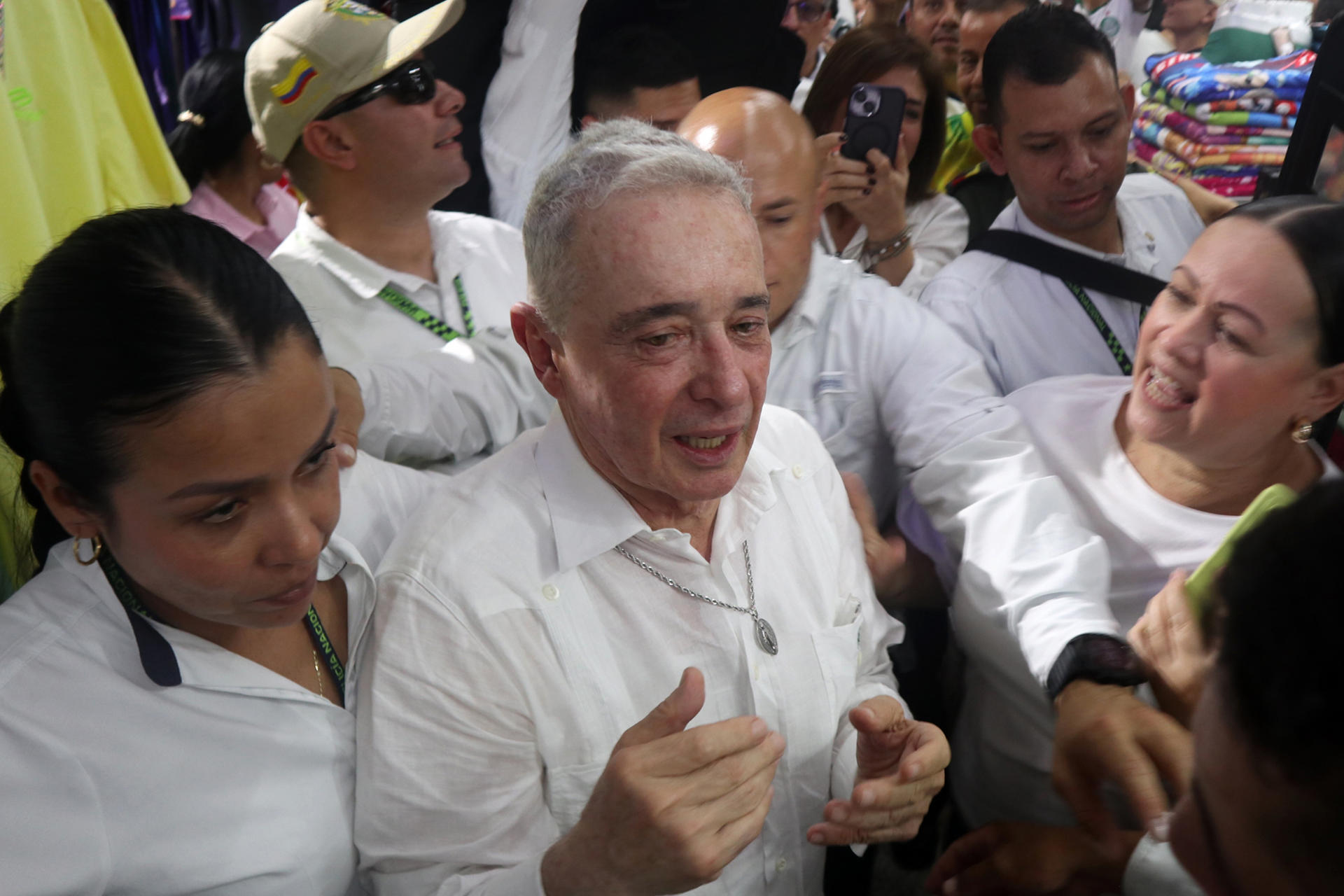 Fotografía de archivo, tomada el pasado 11 de enero, del expresidente colombiano entre 2002 y 2010, Álvaro Uribe (c), durante un acto público, en Cúcuta (Colombia). EFE/Mario Caicedo