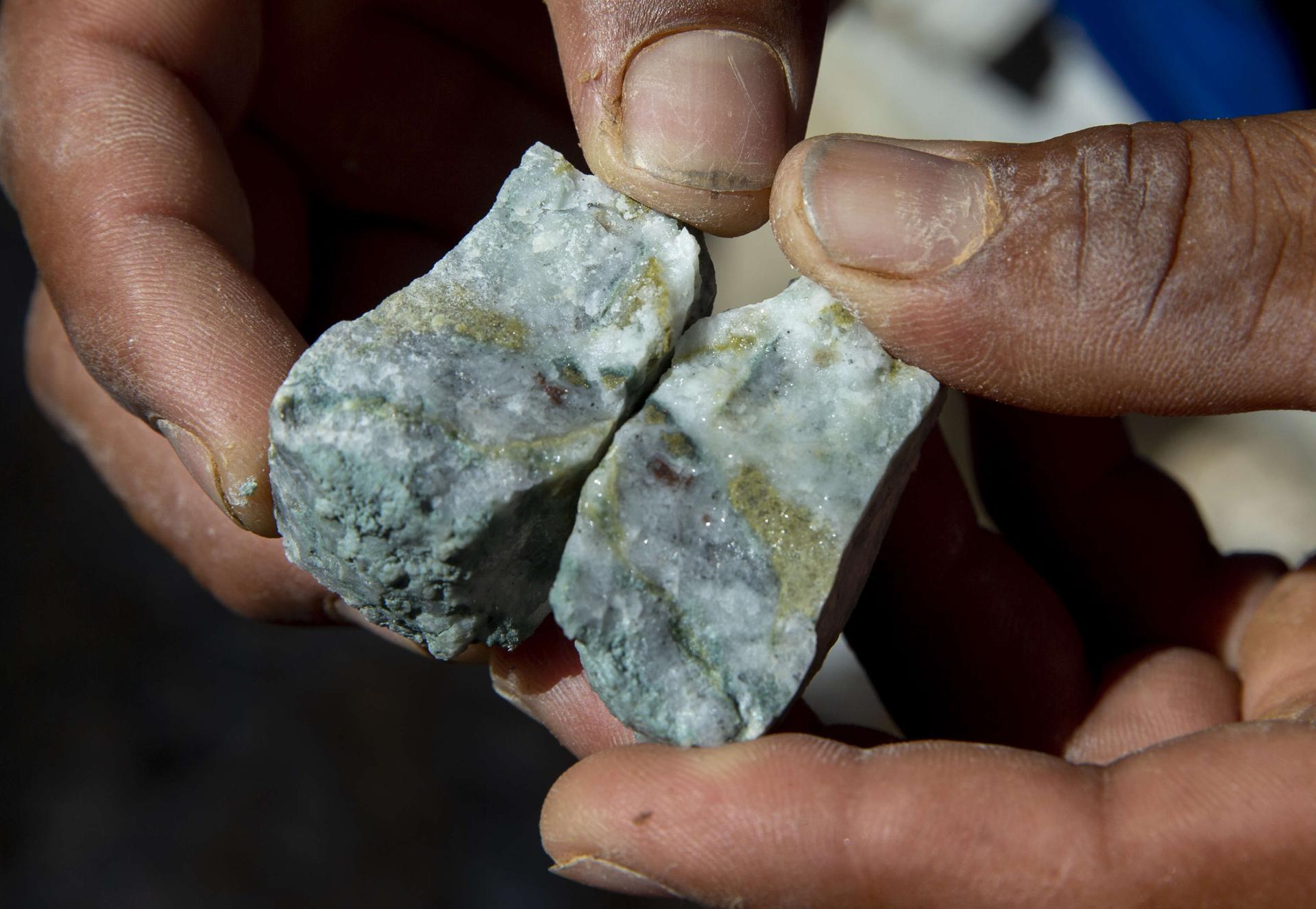 Fotografía de archivo del detalle de una piedra que contiene oro, a las afueras de un yacimiento aurífero. EFE/Jorge Torres