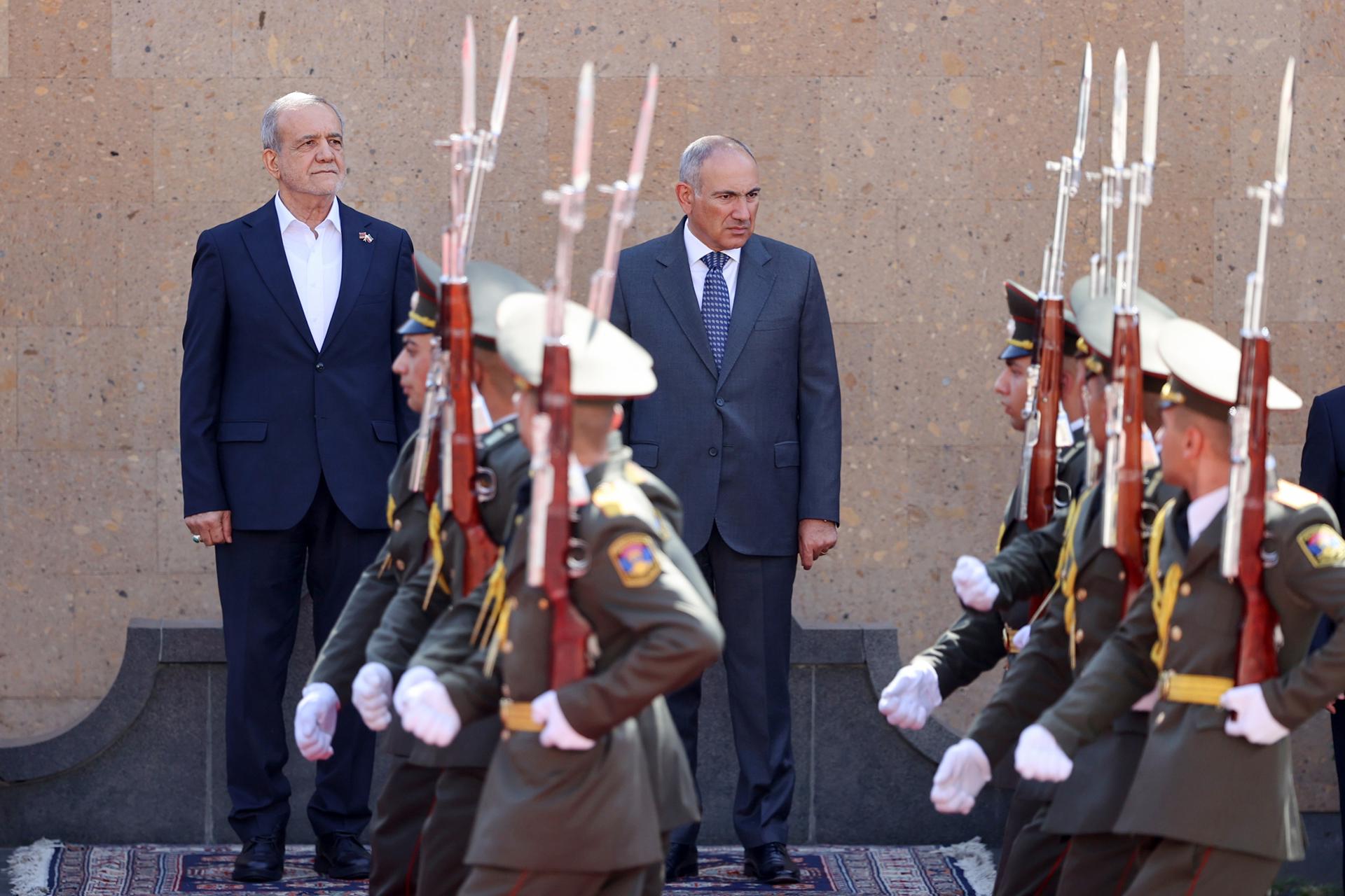 Una foto facilitada por la oficina de la presidencia iraní muestra al primer ministro de Armenia, Nikol Pashinyan (D), y al presidente iraní, Masoud Pezeshkian, asistiendo a una ceremonia de bienvenida en Yerevan, Armenia, el 19 de agosto de 2025. EFE/EPA/IRANIAN PRESIDENCY HANDOUT HANDOUT EDITORIAL USE ONLY/NO SALES