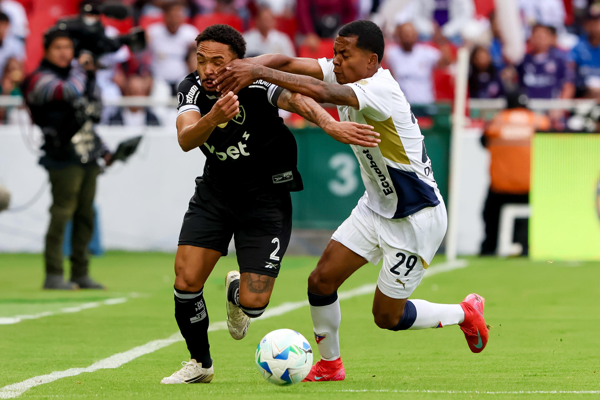 Bryan Ramírez (d) de LDU Quito disputa el balón con Newton de Botafogo en un partido de los octavos de final de la Copa Libertadores. EFE/ STR
