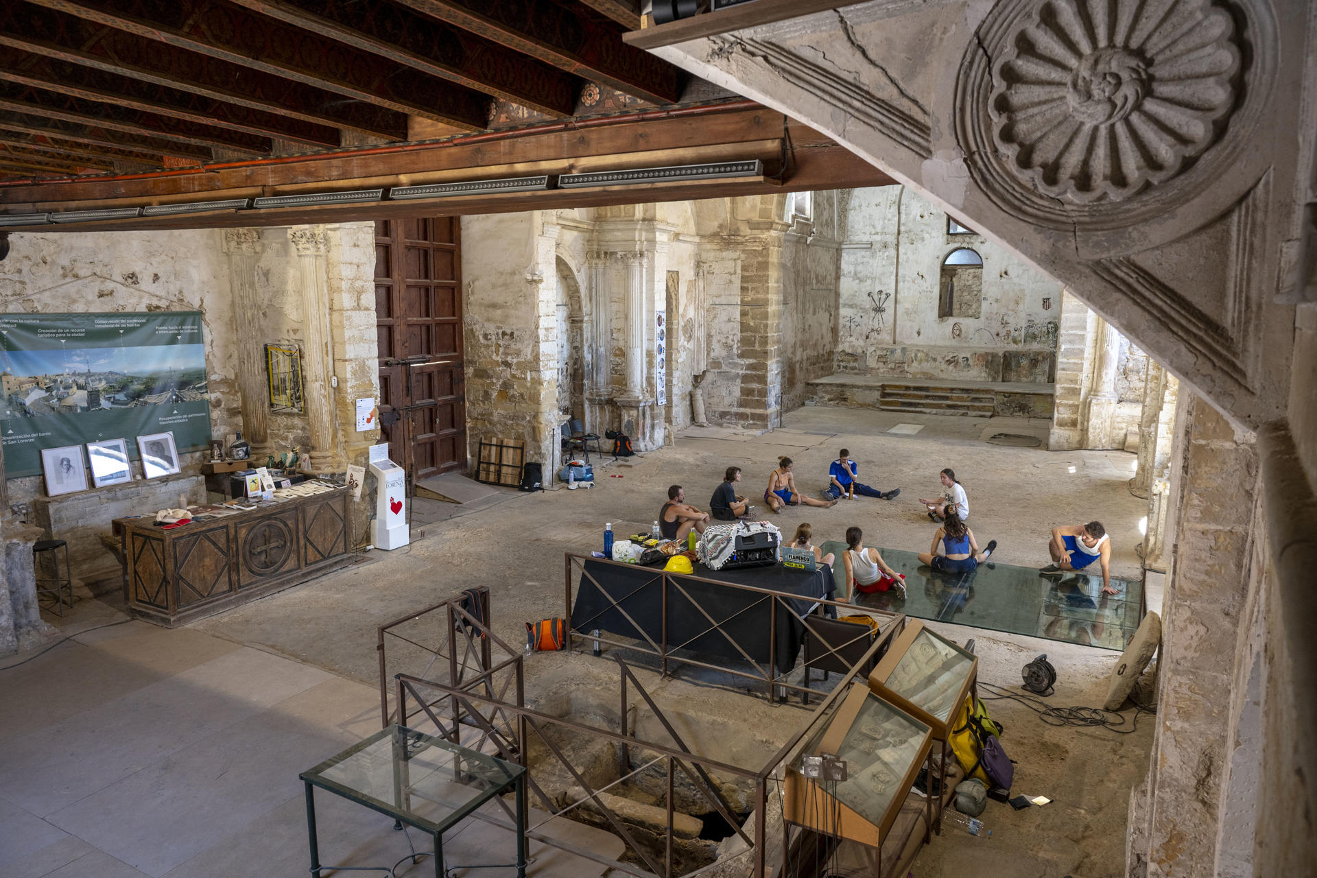 'La danza de las desposeídas (invocaciones boleras)' es el título de la residencia artística dedicada al mundo de la danza que se desarrolla en la recuperada iglesia de San Lorenzo de Úbeda (Jaén), convertida en un laboratorio para la danza y arte gracias a un proyecto de investigación de la artista Carmela Muñoz, acompañada por una docena de bailarinas y creadoras. EFE/ José Manuel Pedrosa
