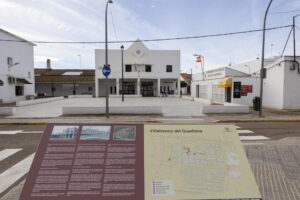 Imagen de archivo ( 24/10/2022). Vista de una plaza en la pedanía pacense de Villafranco del Guadiana, núcleo poblacional de unos 1.500 habitantes. La entrada en vigor de la Ley de Memoria Democrática sitúa a este área en el mapa de los posibles cambios de topónimos, una modificación que sus vecinos ya rechazaron mayoritariamente en 2016. EFE/ Jero Morales