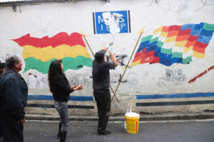 Fotografía del 10 de marzo de 2025 que muestra a una persona cubriendo el símbolo del partido Movimiento al Socialismo (MAS), en La Paz (Bolivia). EFE/ Luis Gandarillas