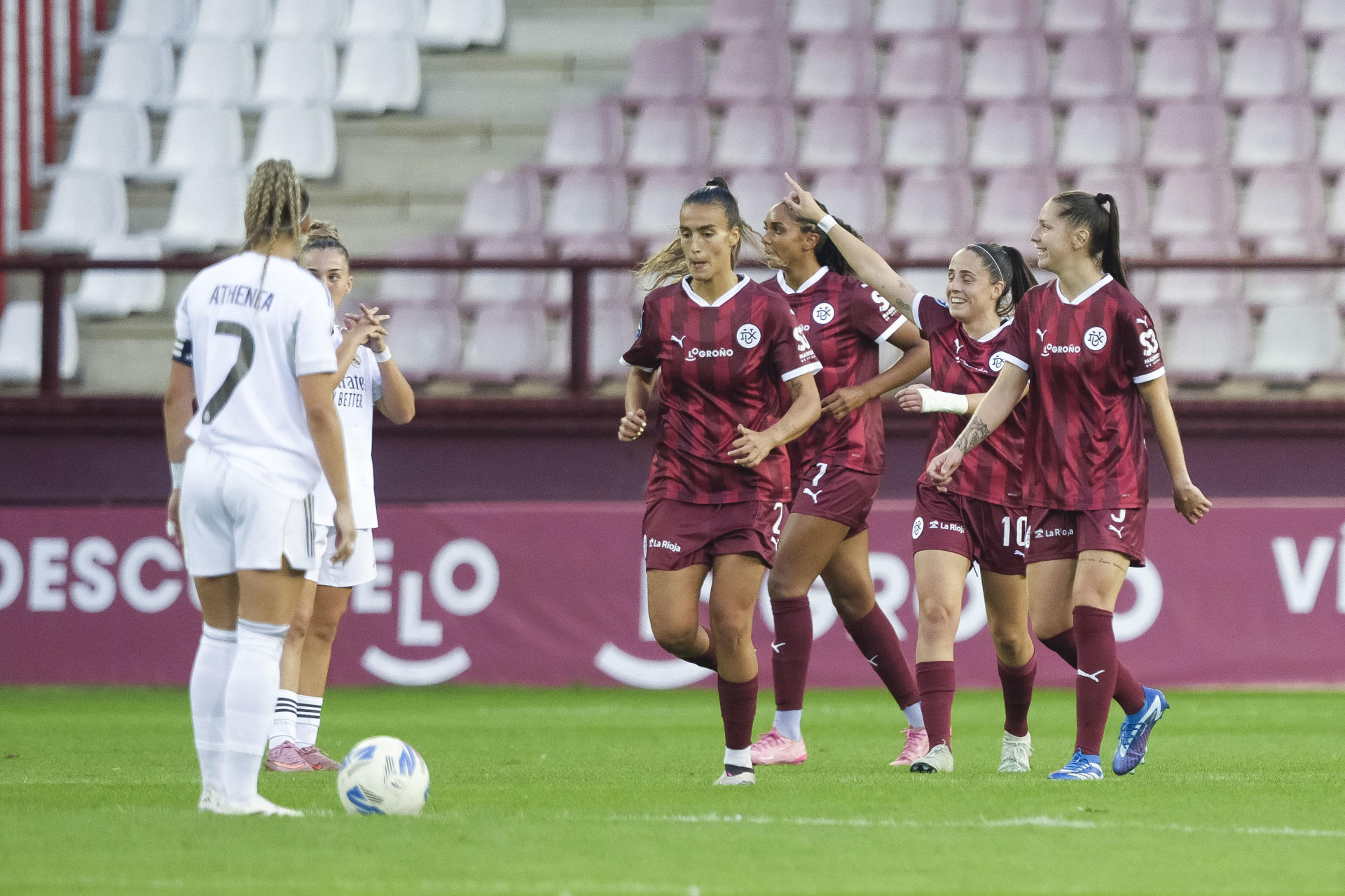 Las jugadoras del EDF Logroño celebran el primer gol del equipo durante el partido de Primera División femenina que EDF Logroño y Real Madrid disputan hoy domingo en el estadio municipal de Las Gaunas. EFE/Fernando Díaz