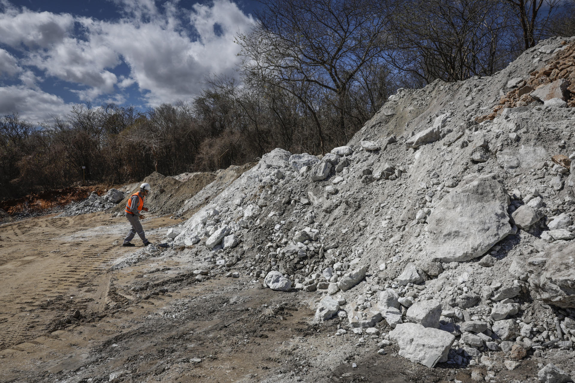 Un empleado examina rocas con cristales de espodumena en la unidad minera de la Companhia Brasileira de Litio (CBL), el 21 de agosto de 2025 en la ciudad de Araçuaí, Minas Gerais (Brasil). EFE/André Coelho