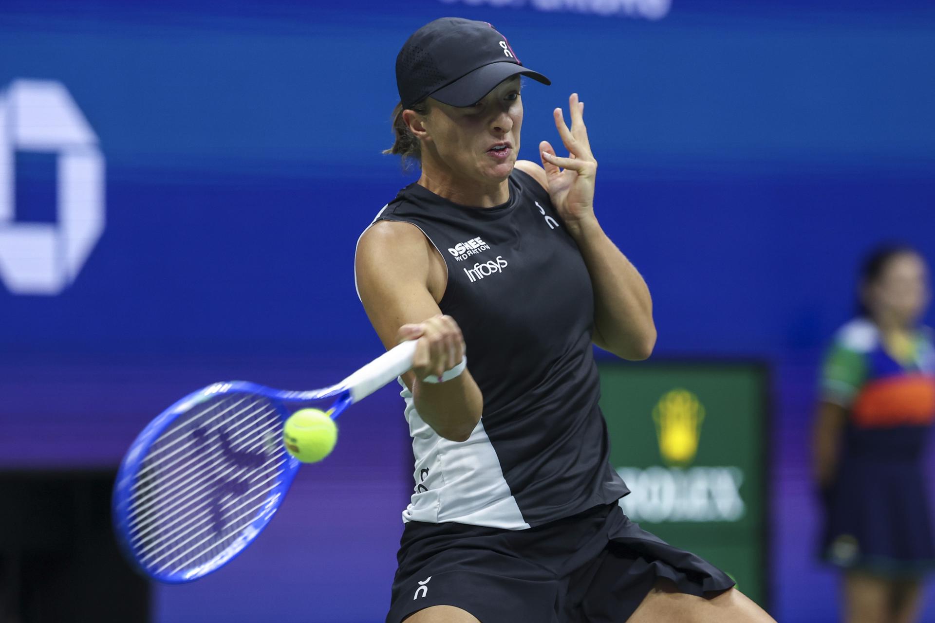 La polaca Iga Swiatek en acción contra la rusa Anna Kalinskaya en partido de la tercera ronda del Abierto de Estados Unidos. EFE/EPA/SARAH YENESEL