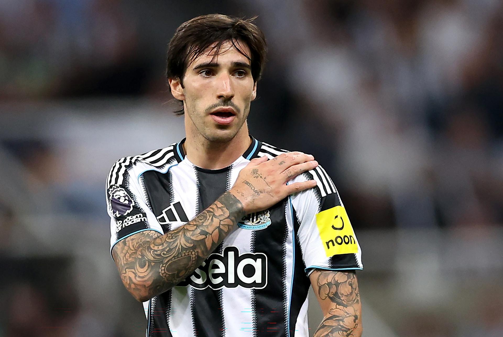 Sandro Tonali, centrocampista italiano del Newcastle, se duele del hombro durante el partido de la Premier League que han jugado Newcastle United y Liverpool FC, en Newcastle, Reino Unido. EFE/EPA/ADAM VAUGHAN .