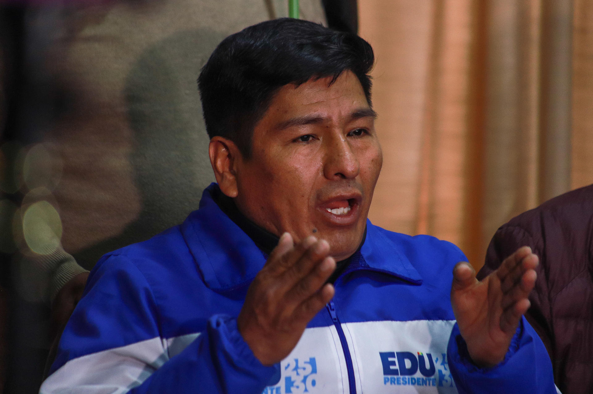 El presidente del oficialista Movimiento al Socialismo (MAS), Grover García, habla durante una rueda de prensa este martes, en la Paz (Bolivia). EFE/ Gabriel Márquez

