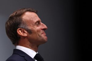 El presidente francés Emmanuel Macron reacciona durante una conferencia de prensa conjunta con la canciller alemana Friedrich Merz (no visto) como parte de una reunión del gabinete franco-alemán y una reunión del Consejo de Defensa y Seguridad Franco-Alemán (CFADS) en Toulon, Francia, 29 de agosto de 2025. (Francia, Alemania) EFE/EPA/MANON CRUZ / POOL MAXPPP OUT