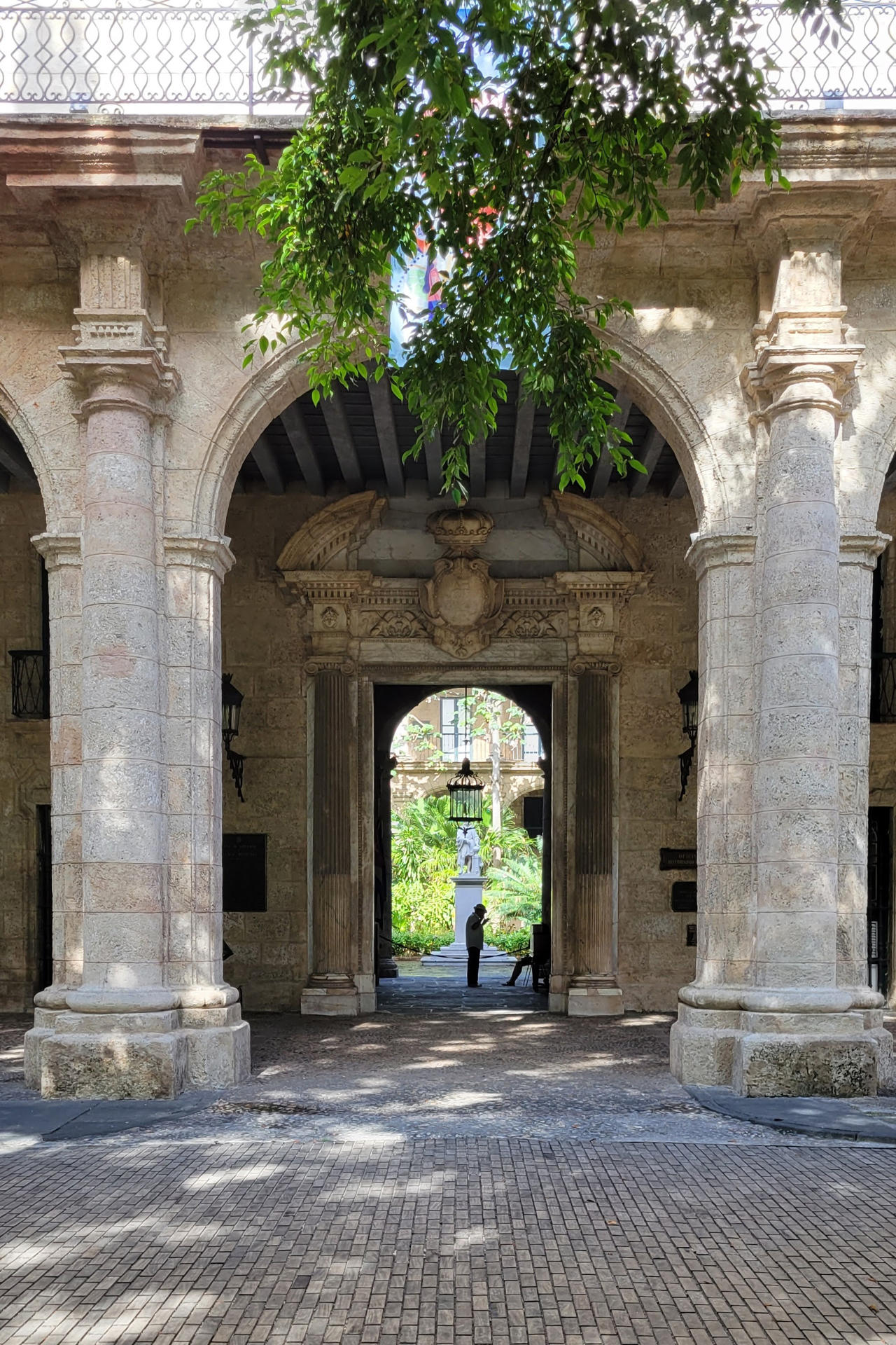 Fotografía cedida este jueves, 14 de agosto, por el arquitecto Julio César Pérez Hernández del patio del Palacio de los Capitanes Generales, en La Habana Vieja (Cuba), que hace parte de su nuevo libro 'Patios de Cuba'. EFE/Julio César Pérez Hernández
