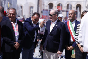 El príncipe Alberto de Mónaco (c), que el sábado asistió a la salida de la primera etapa de 80ª Vuelta a España, en Turín (Italia). EFE/Javier Lizón