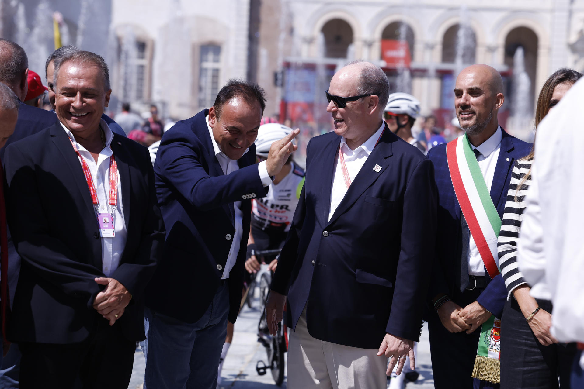 El príncipe Alberto de Mónaco (c), que el sábado asistió a la salida de la primera etapa de 80ª Vuelta a España, en Turín (Italia). EFE/Javier Lizón
