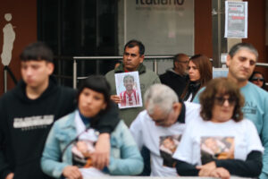 Familiares de victimas mortales por el uso de fentanilo asisten a una manifestación este jueves, frente al Hospital Italiano de La Plata, en La Plata (Argentina). EFE/ Juan Ignacio Roncoroni