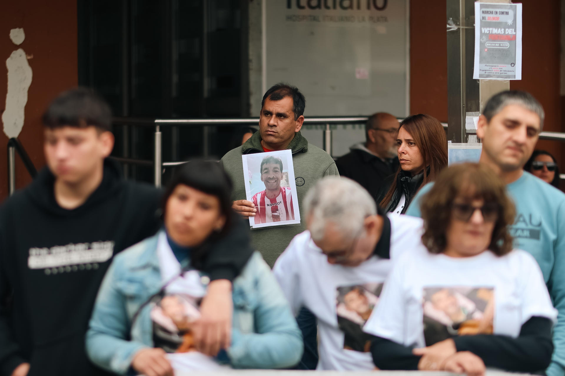 Familiares de victimas mortales por el uso de fentanilo asisten a una manifestación este jueves, frente al Hospital Italiano de La Plata, en La Plata (Argentina). EFE/ Juan Ignacio Roncoroni