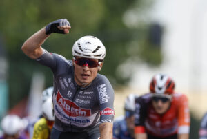 El ciclista belga del Alpecin Jasper Philipsen celebra su victoria en la octava etapa de la Vuelta a España, este sábado entre Monzón (Huesca) y Zaragoza, en un recorrido de 163,5 kilómetros. EFE/Javier Lizón