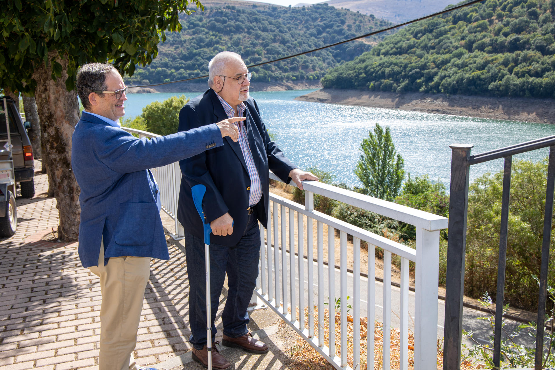 El hijo y el sobrino de la escritora, Ana María Matute, Juan Pablo Goicoechea (i) y David Matute (d) junto a la placa colocada en el municipio. El Ayuntamiento de la villa riojana de Mansilla de la Sierra ha tributado este sábado un homenaje a la escritora Ana María Matute, académica y Premio Cervantes 2010, en conmemoración a su centenario y en recuerdo a su infancia por las calles del pueblo, actualmente inundado por el embalse que lleva el nombre del municipio, donde han colocado una placa con su nombre. EFE/Raquel Manzanares