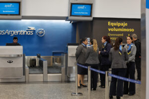Fotografía de archivo de trabajadores de Aerolíneas Argentinas. EFE/ Juan Ignacio Roncoroni