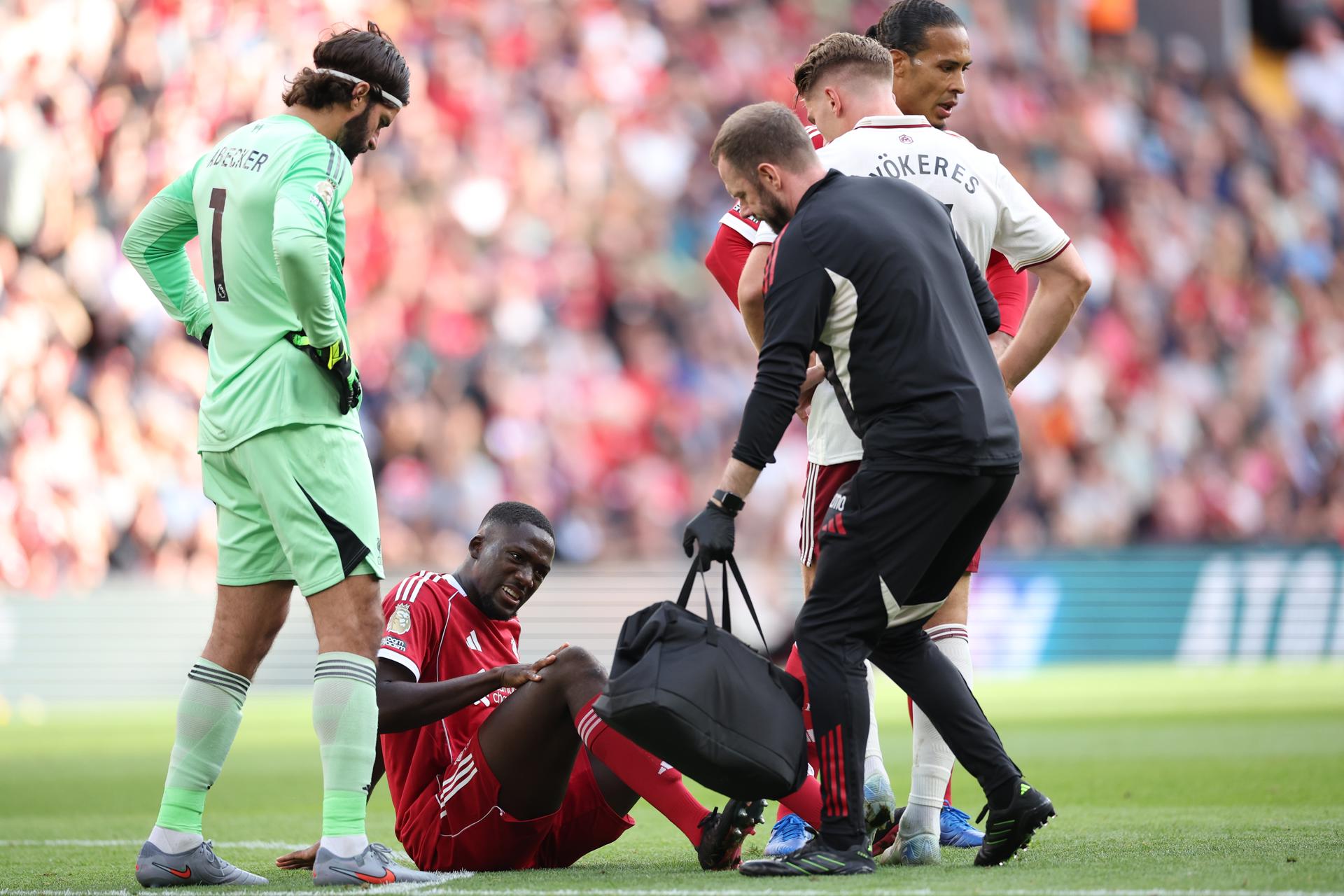 Ibrahima Konaté, defensa central titular del Liverpool, se lesiona durante el partido de la Premier League que han jugado Liverpool FC y Arsenal FC, en Liverpool, Reino Unido. EFE/EPA/ADAM VAUGHAN