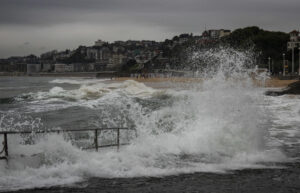 Vista del acceso a la playa de Ondarreta de San Sebastián este martes. EFE/Javier Etxezarreta