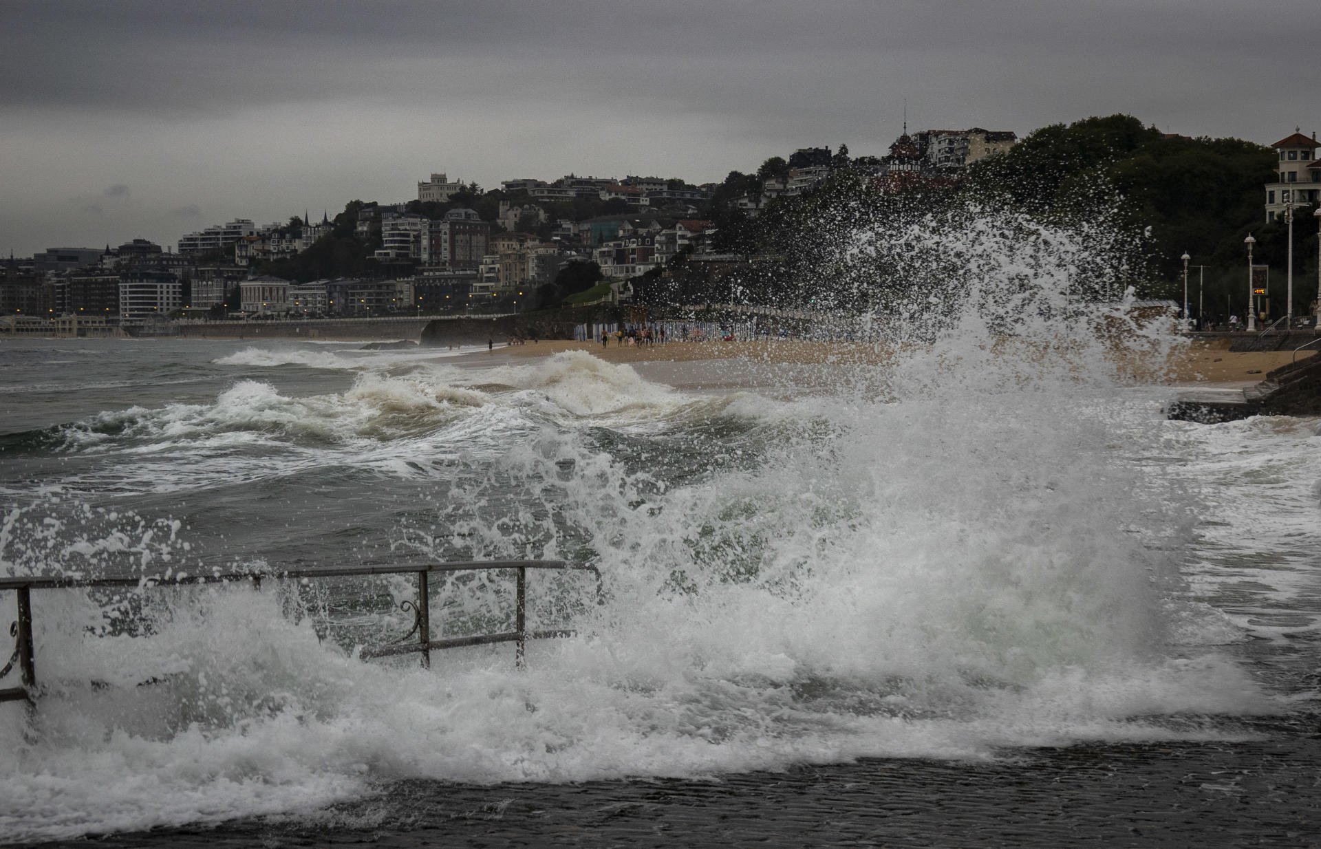 Vista del acceso a la playa de Ondarreta de San Sebastián este martes. EFE/Javier Etxezarreta