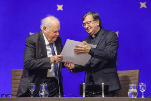 El expresidente del Banco Interamericano de Desarrollo (BID) Enrique Iglesias (i) recibe el diploma de doctor 'honoris causa' de la Universidad Católica del Uruguay (UCU) por parte del rector de la UCU, el sacerdote Julio Fernández, este miércoles en Montevideo (Uruguay). EFE/ Gastón Britos
