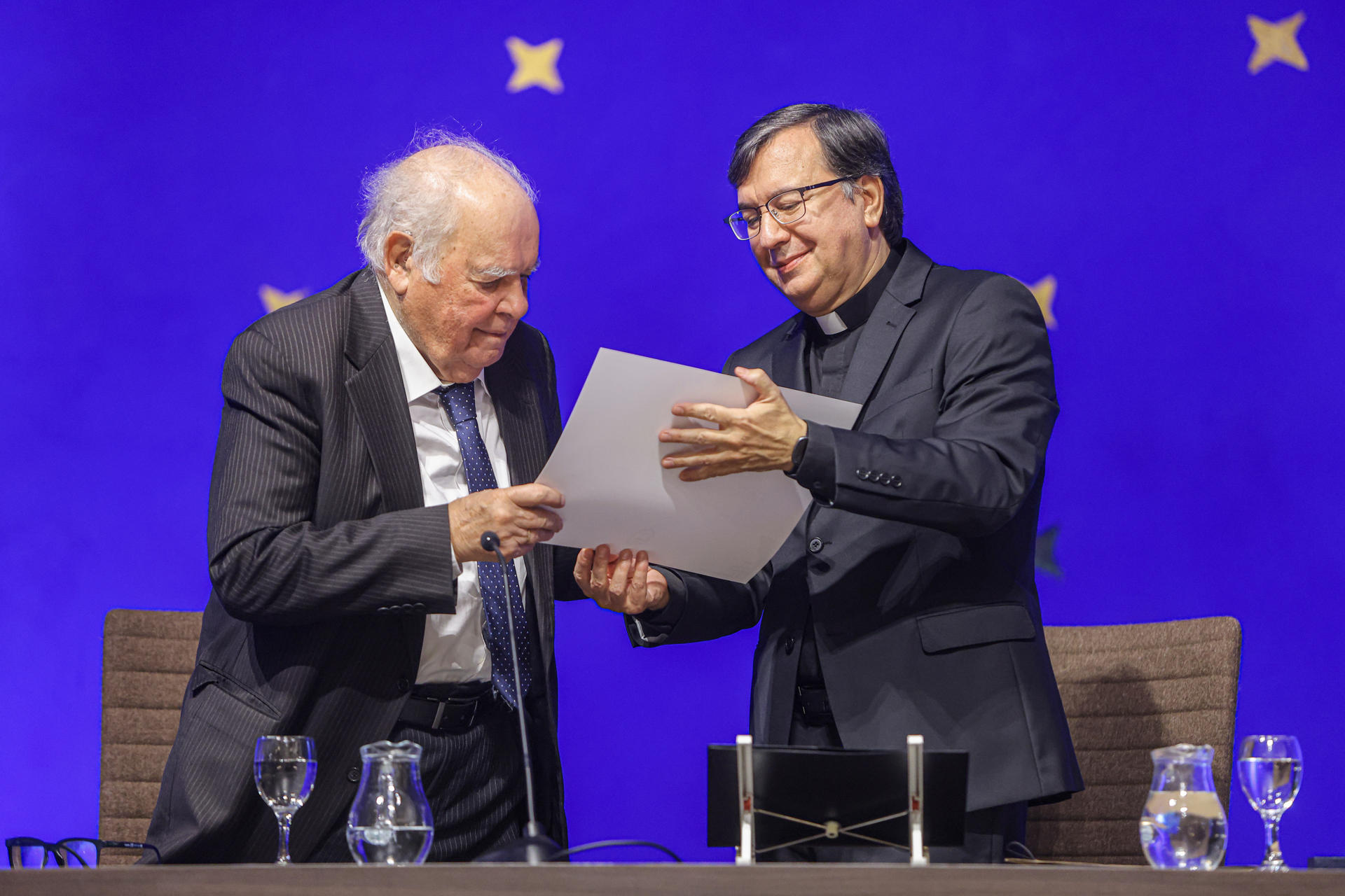 El expresidente del Banco Interamericano de Desarrollo (BID) Enrique Iglesias (i) recibe el diploma de doctor 'honoris causa' de la Universidad Católica del Uruguay (UCU) por parte del rector de la UCU, el sacerdote Julio Fernández, este miércoles en Montevideo (Uruguay). EFE/ Gastón Britos