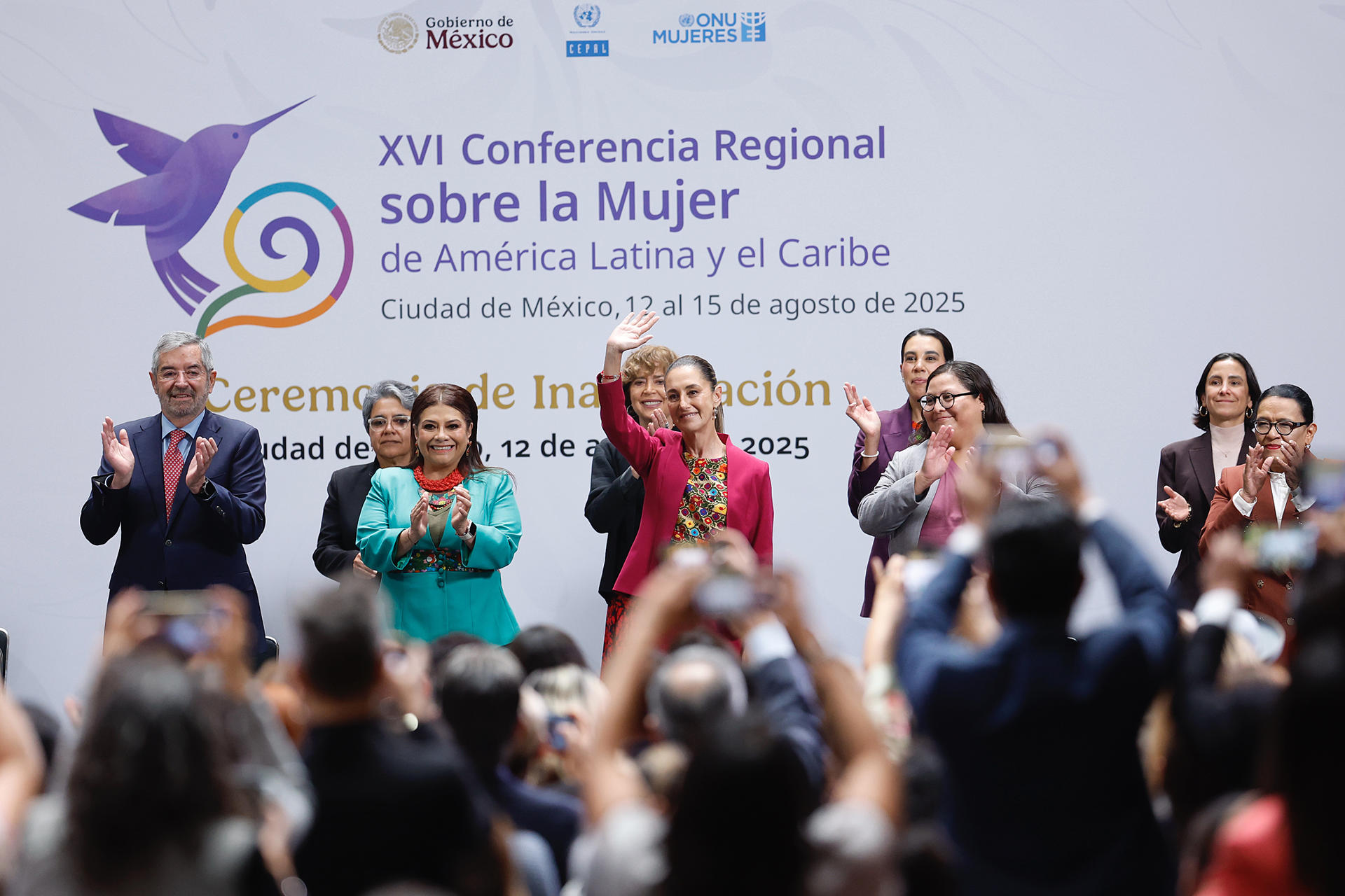 La presidenta de México Claudia Sheinbaum (c) saluda durante la inauguración de la decimosexta Conferencia Regional sobre la Mujer de América Latina y el Caribe este martes, en el Palacio Nacional de la Ciudad de México (México). EFE/ Sáshenka Gutiérrez