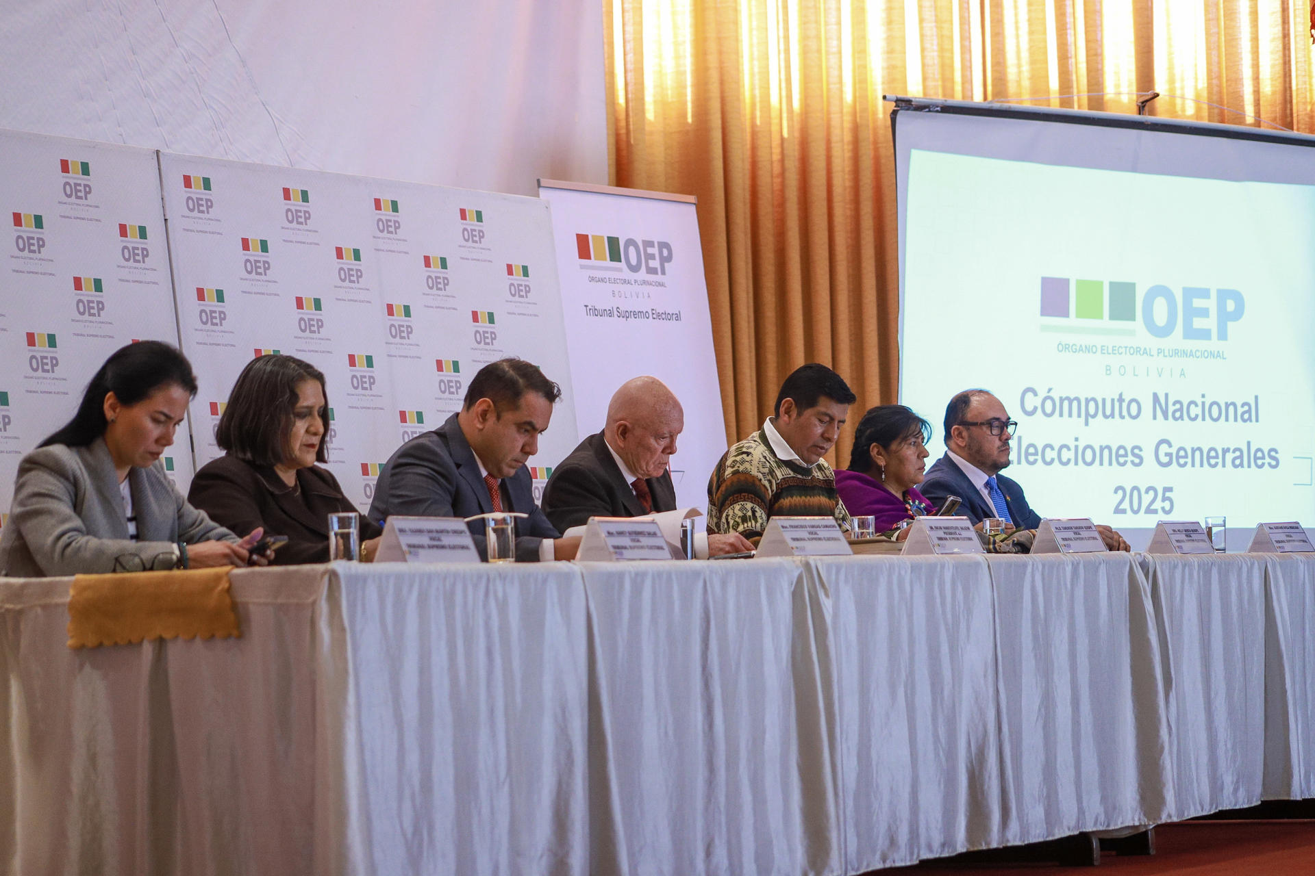 El presidente del Tribunal Supremo Electoral (TSE) de Bolivia, Óscar Hassenteufel (c), junto a los vocales del mismo tribunal, realizan una sesión pública para presentar los resultados oficiales de las elecciones presidenciales a nivel nacional este martes, en La Paz (Bolivia). EFE/ Gabriel Márquez