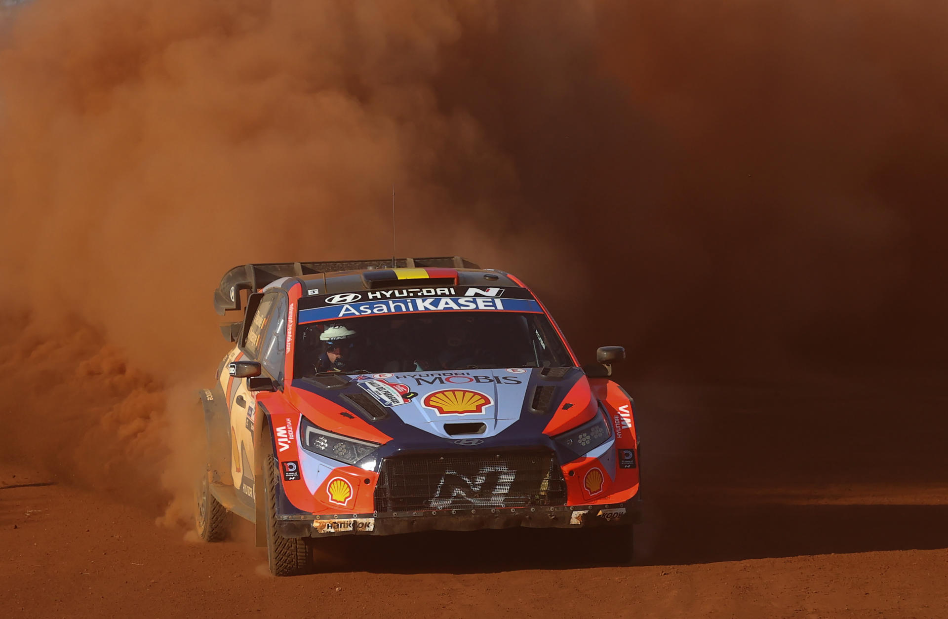 Los pilotos de Bélgica Thierry Neuville y Martijn Widaeghe del equipo Hyundai Shell Mobis WRT compiten, en la primera jornada del Rally de Paraguay del Campeonato Mundial de Rallies (WRC). EFE/ Juan Pablo Pino