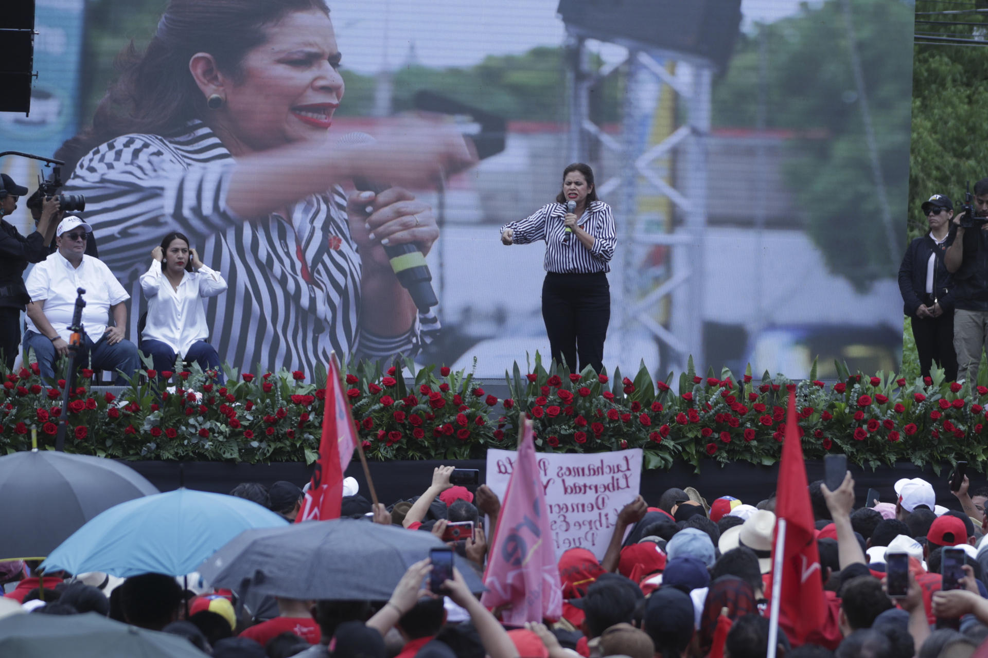 Fotografía de archivo de la candidata presidencial por el partido Libertad y Refundación, Rixi Moncada, hablando durante un acto político, en Tegucigalpa (Honduras). EFE/ Gustavo Amador
